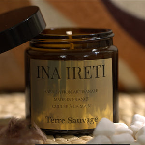  Bougie Ina Ireti Terre Sauvage allumée, ambiance forêt boisée, senteur profonde aromatique
