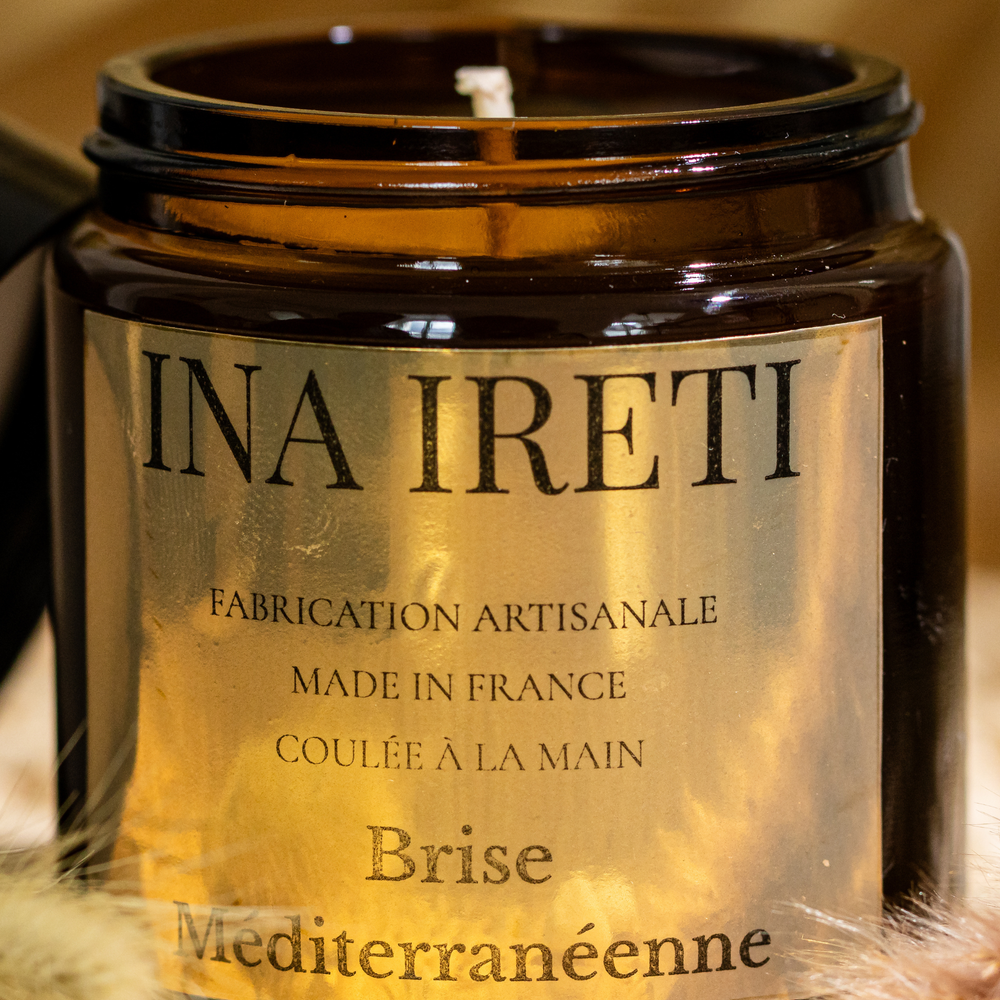 Bougie parfumée artisanale Brise Méditerranéenne Ina Ireti — Cassis Figuier Sel marin, cire de soja Paris
