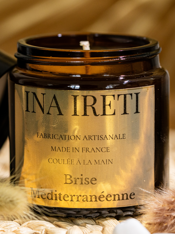 Bougie parfumée artisanale Brise Méditerranéenne Ina Ireti — Cassis Figuier Sel marin, cire de soja Paris
