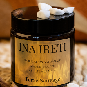  Bougie parfumée artisanale Terre Sauvage Ina Ireti — Cèdre Patchouli Pin, cire de soja Paris
