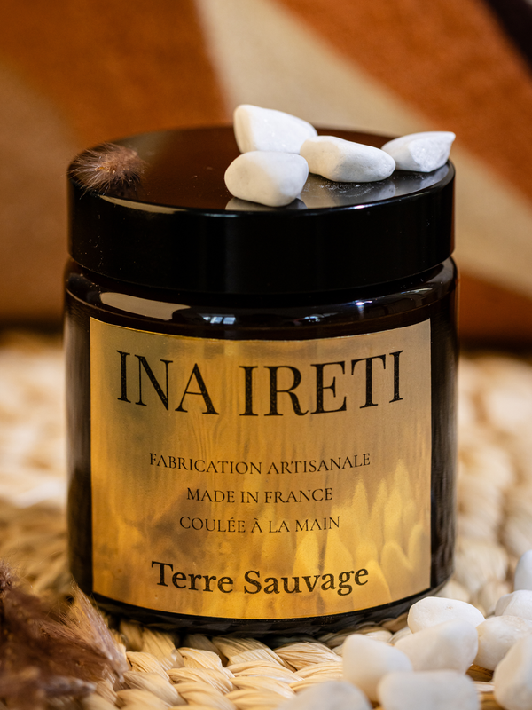  Bougie parfumée artisanale Terre Sauvage Ina Ireti — Cèdre Patchouli Pin, cire de soja Paris
