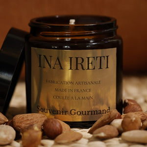 Bougie Ina Ireti Souvenir Gourmand allumée, ambiance festive chaleureuse, senteur pain d'épice cannelle